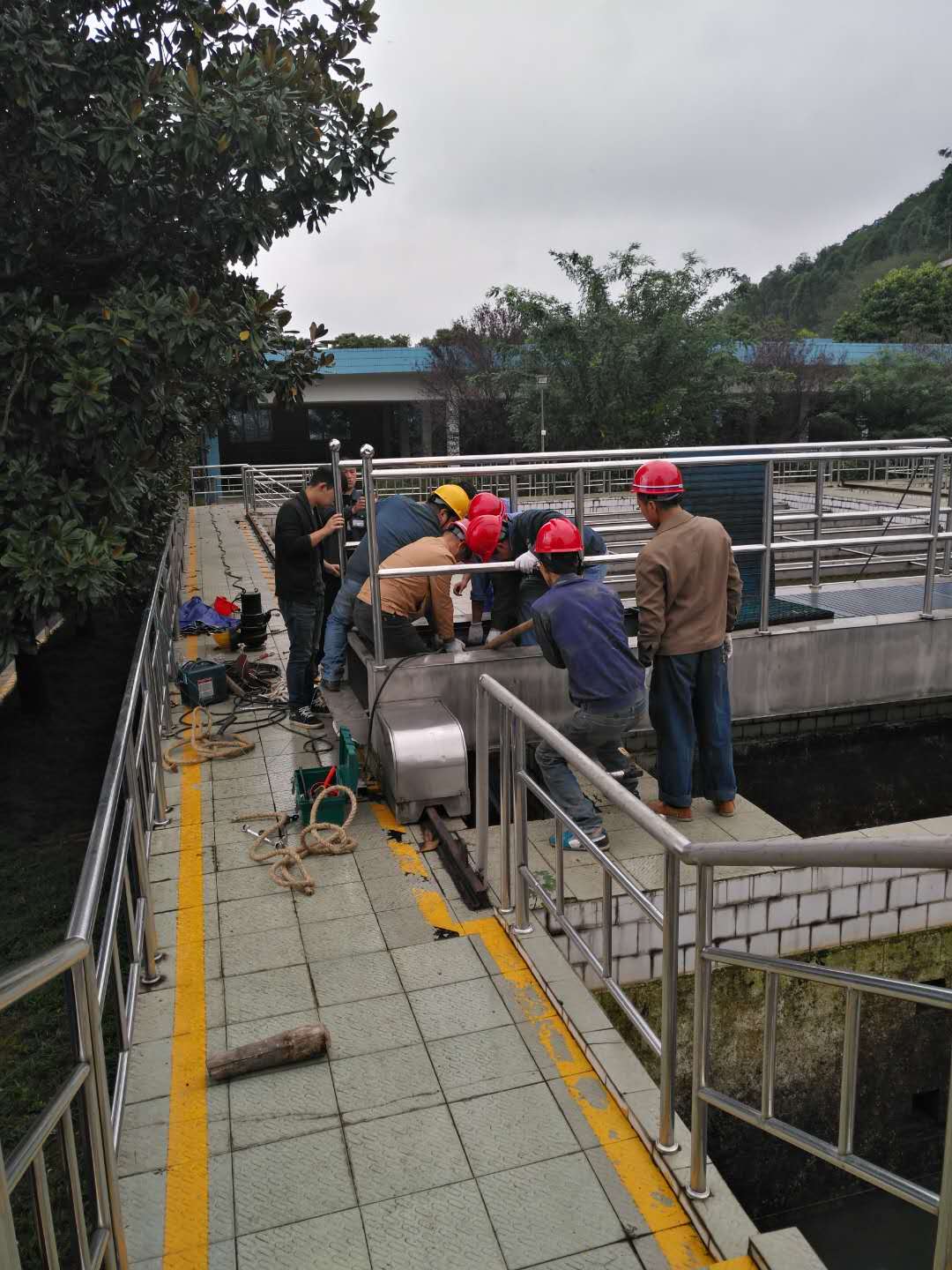 處理刮泥機故障 維護水廠生產安全