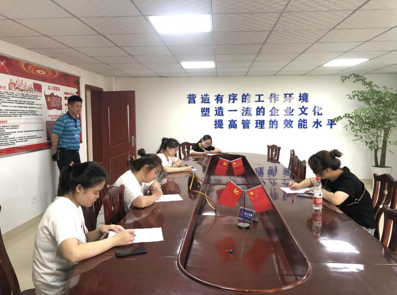 你我手牽手，爭(zhēng)做文明星