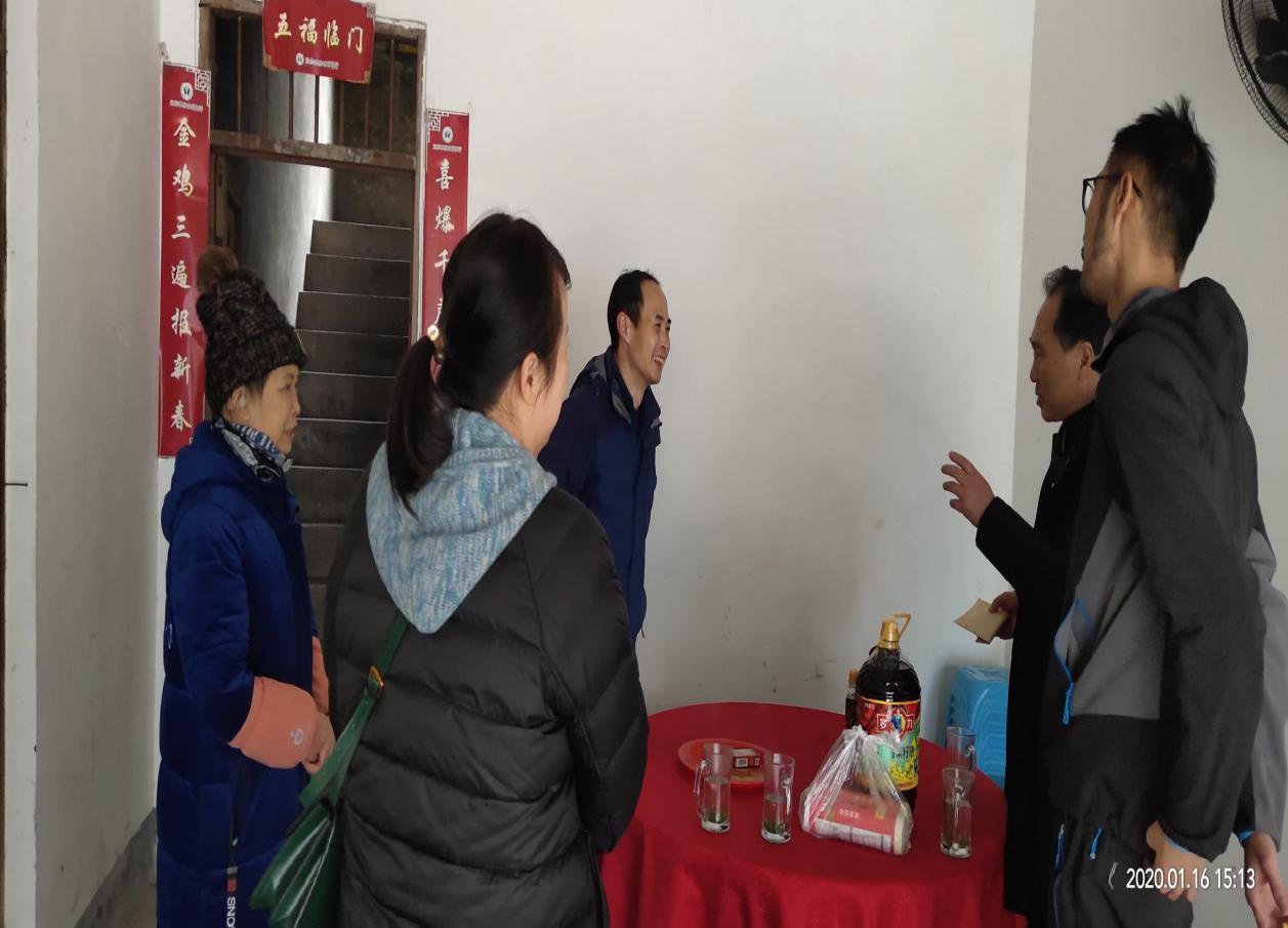 春節(jié)慰問(wèn)貧困戶 濃濃關(guān)懷暖人心