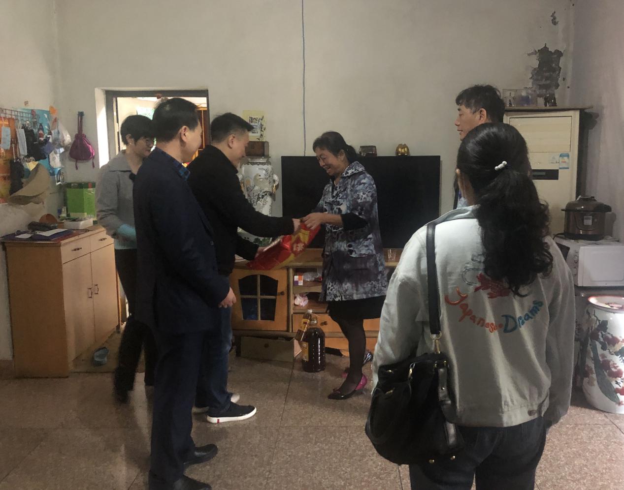 走訪慰問(wèn)困難戶(hù)，真情關(guān)愛(ài)暖人心