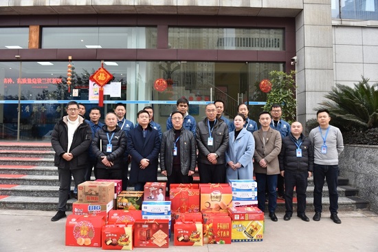 集團(tuán)公司黨委書記、董事長周燕賓一行看望慰問臨港公司一線員工
