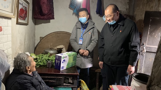集團(tuán)公司慰問“雙包雙?！鄙鐓^(qū)困難群眾