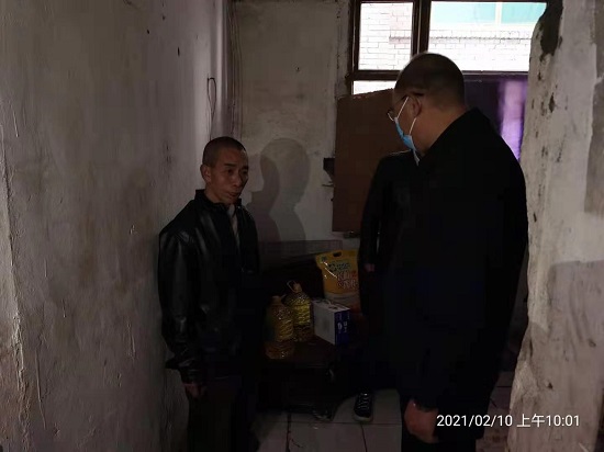 集團(tuán)公司慰問(wèn)“雙包雙?！鄙鐓^(qū)困難群眾
