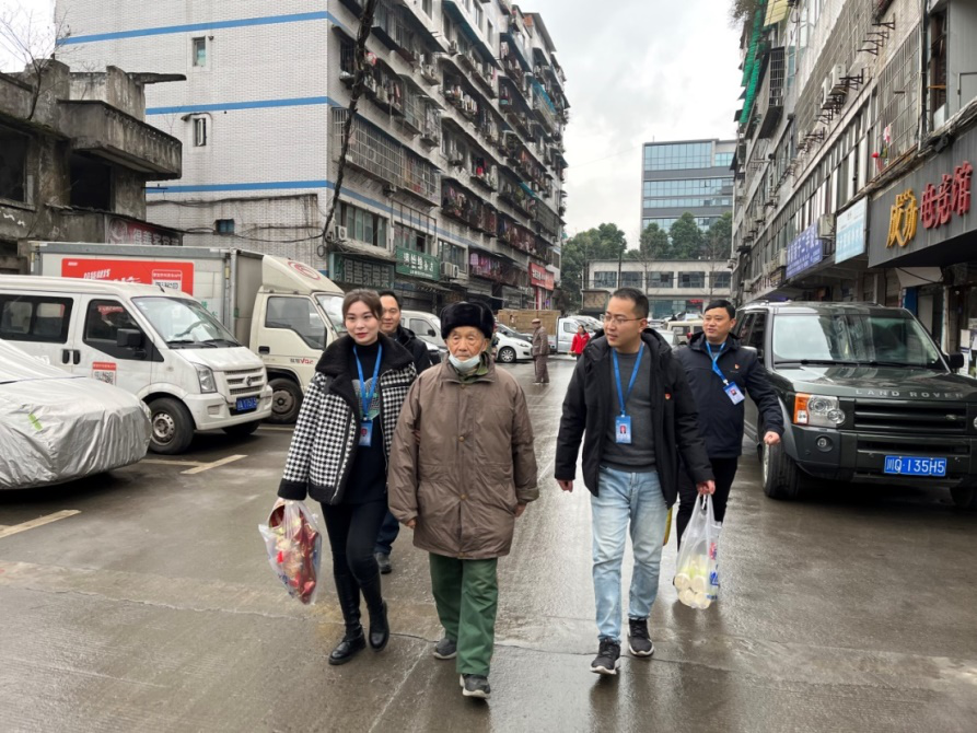 節(jié)前慰問送溫暖，情系下渡口社區(qū)困難群眾