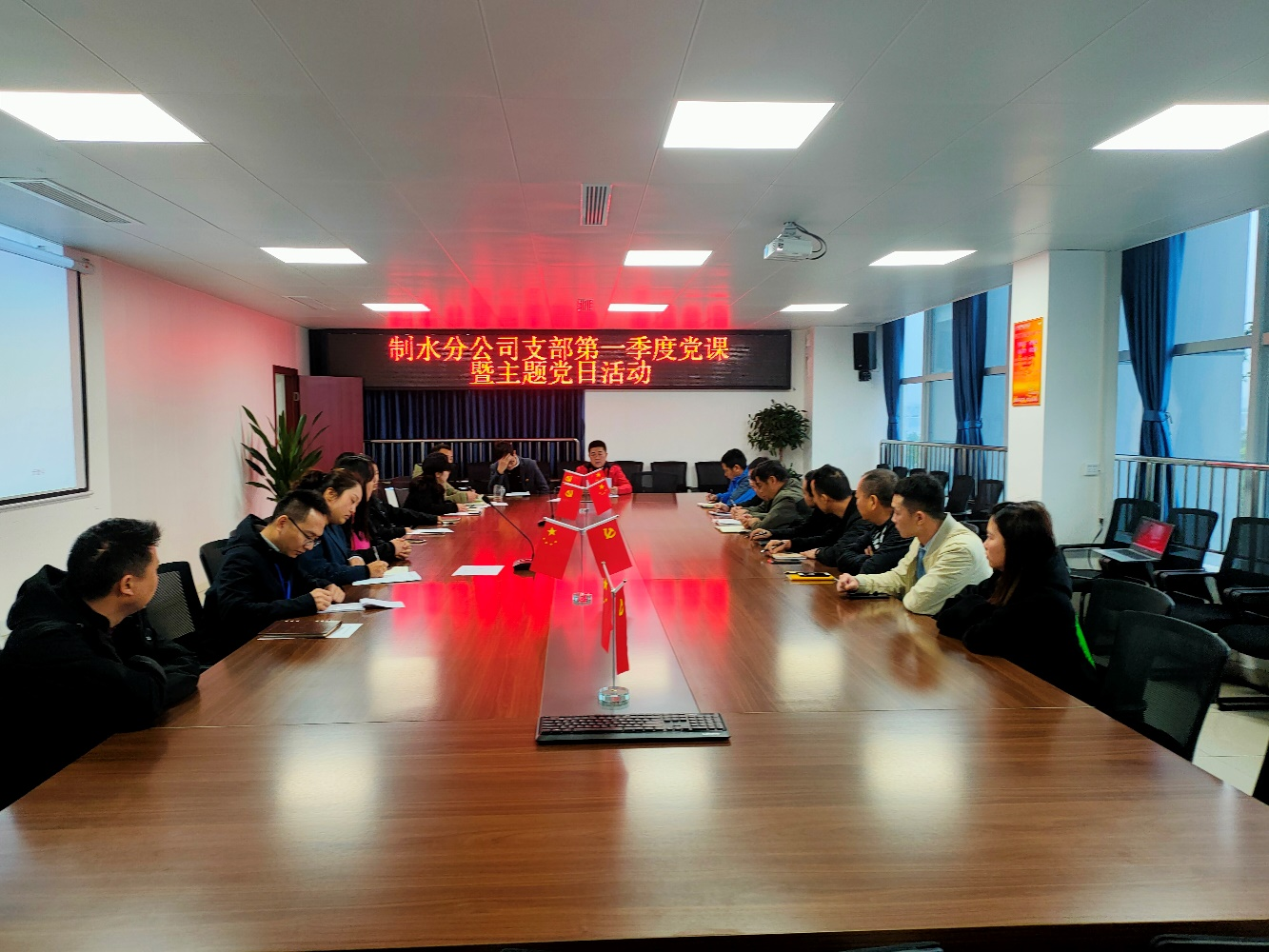 弘揚(yáng)雷鋒精神，在平凡中成就不平凡